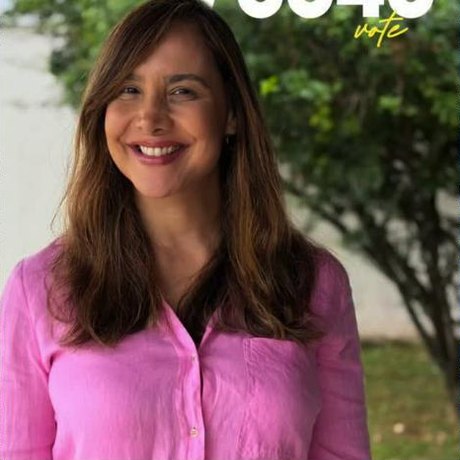 Erika Coelho conversa com apoiadores ao ar livre